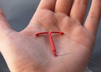 Спираль салдыртканда аз-аздан кан келип турганы туурабы? Гинеколог жооп берет