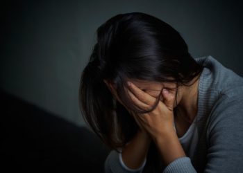 Ажырашсам өз алдынча оокат кыла албачудай сезилет. Психолог жооп берет