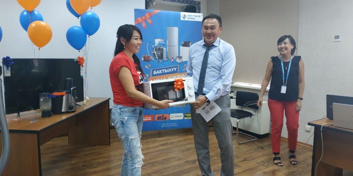 "Бактылуу акча которуу" акциясынын алгачкы жеңүүчүлөрү белектерге ээ болушту