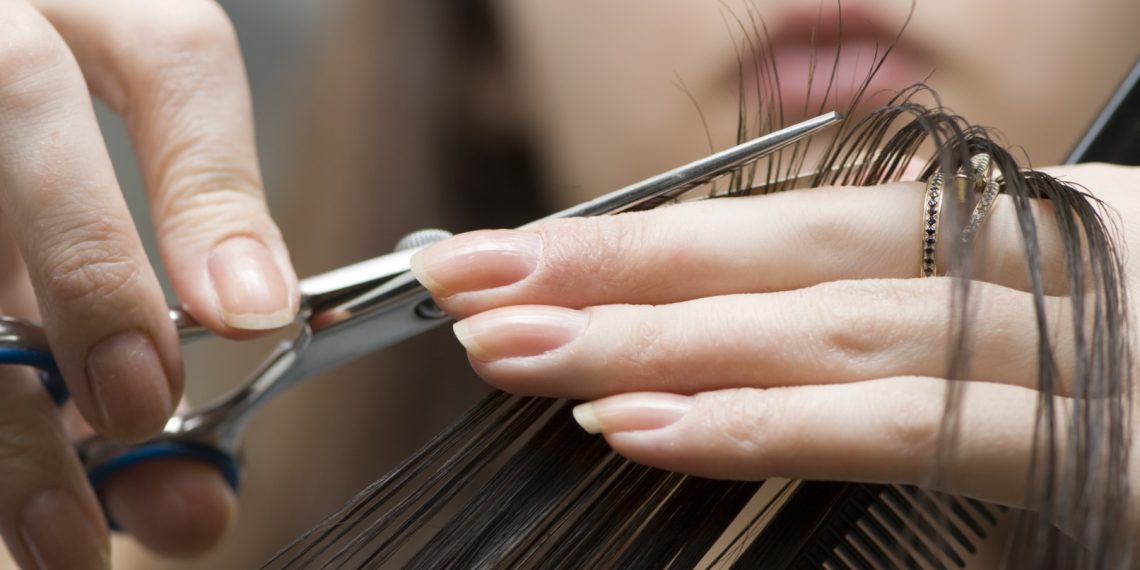 Чач тарач чачымды туура эмес кыркты. Эми акча талап кылып жатат