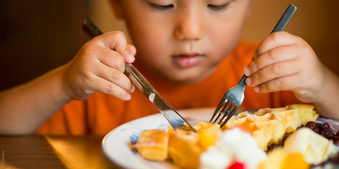 Балам тамак эмес топурак жейт. Коркунучу жокпу? Педиатр жооп берет