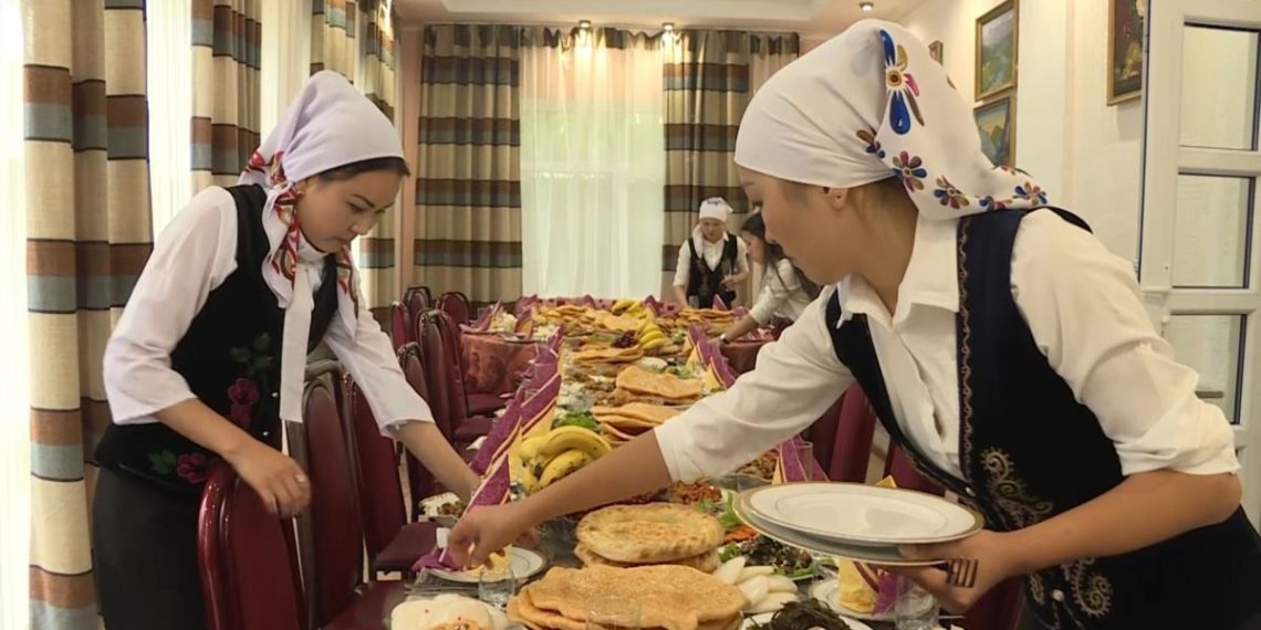 Кайын энем элдин көзүнчө мени кемсинтет