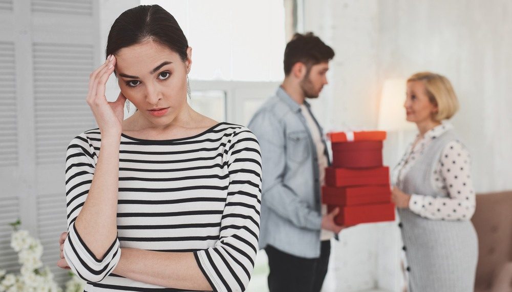 Кайын энем уулун менден кызганат. Психолог жооп берет