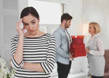 Кайын энем уулун менден кызганат. Психолог жооп берет