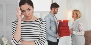 Кайын энем уулун менден кызганат. Психолог жооп берет