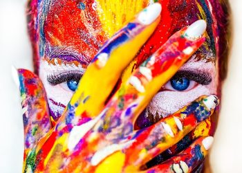 Ар бир кыздын боёк кутучасында эмнелер болушу керек?