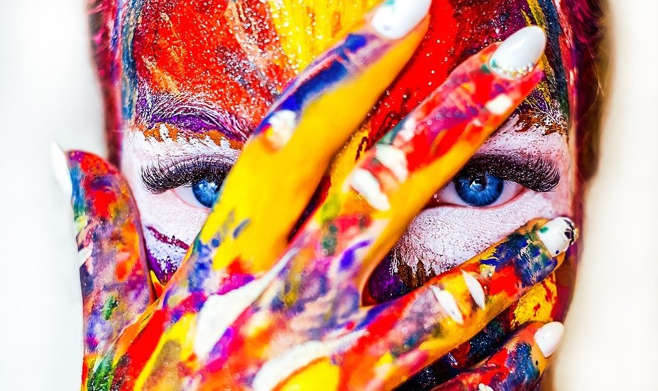 Ар бир кыздын боёк кутучасында эмнелер болушу керек?