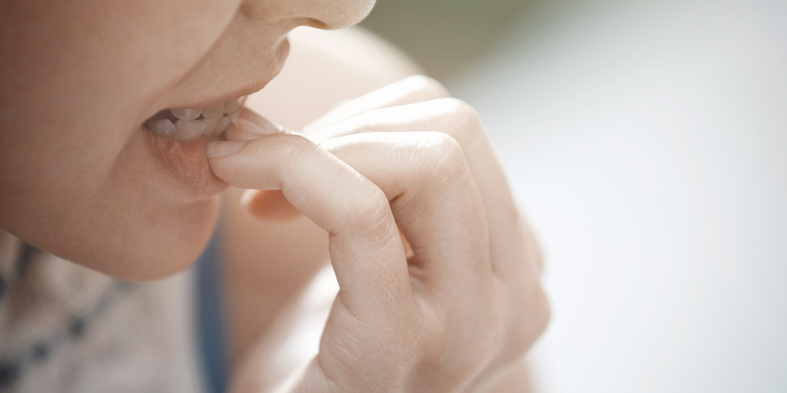 Тырмагымды тиштей берем