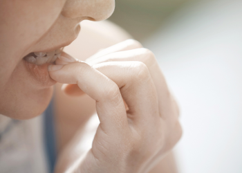 Тырмагымды тиштей берем