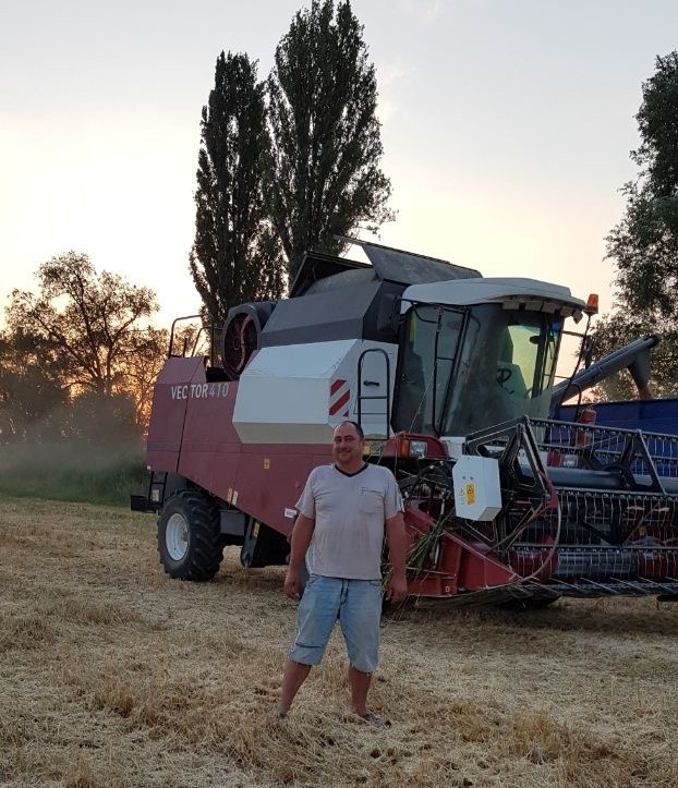 "Уже получаем доход, платим небольшой процент". История фермера, взявшего в лизинг комбайн