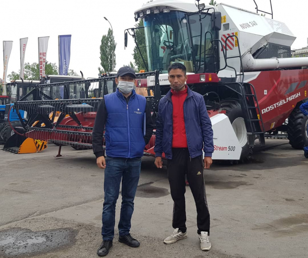 "Уже получаем доход, платим небольшой процент". История фермера, взявшего в лизинг комбайн