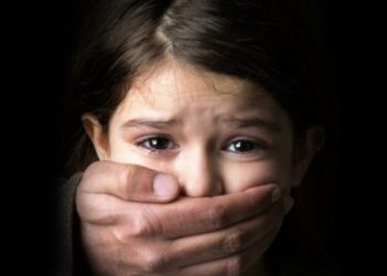 Өгөй атам инимди кур менен сабайт