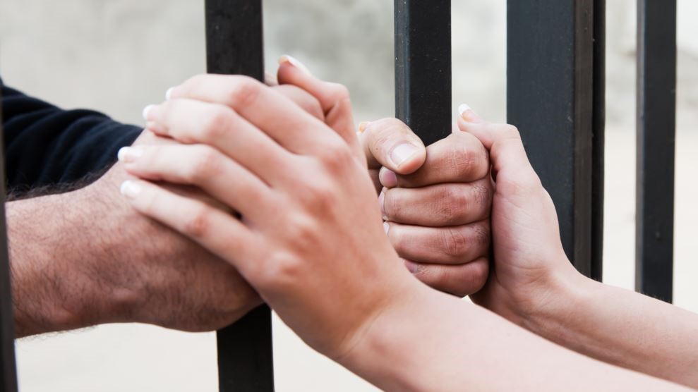 Түрмөдө отурган адам жакшы күйөө боло алабы? Психолог кеңеш берет