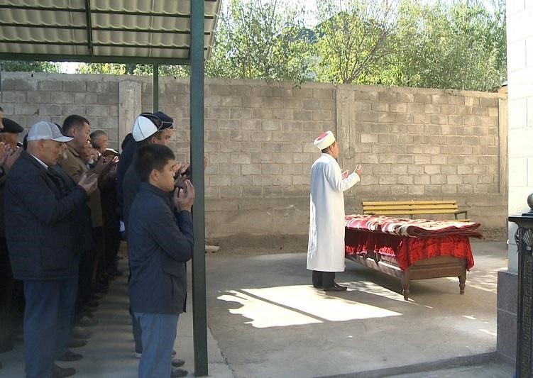 Маркум атамдын карызын төлөбөй койсом болобу? Теолог менен юристтен кеңеш