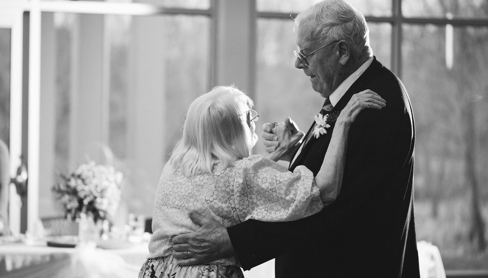 Таятам менен таенемдин акыркы вальсы. Абышка-кемпирдин сүйүү баяны