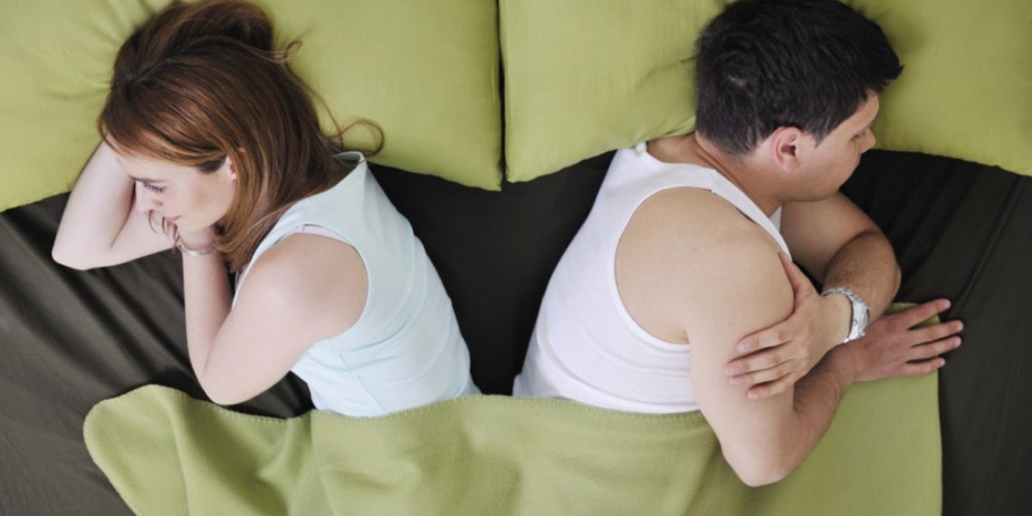 Аялым менен бир позада жата берип тажап кеттим. Сексолог кеңеш берет