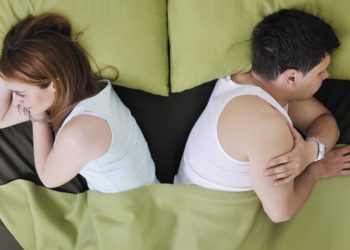 Аялым менен бир позада жата берип тажап кеттим. Сексолог кеңеш берет