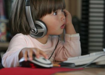 Баладагы интернет көз карандылык: кантип күрөшүү керек?