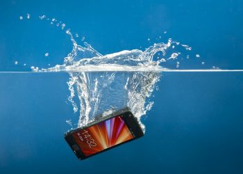 Лайфхак: телефон сууга түшүп кетсе эмне кылуу керек?