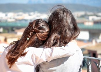 Чоң энем "апаң жинди" деп мени басынтат. Үй-бүлөсүн жалгыз баккан кыздын арманы