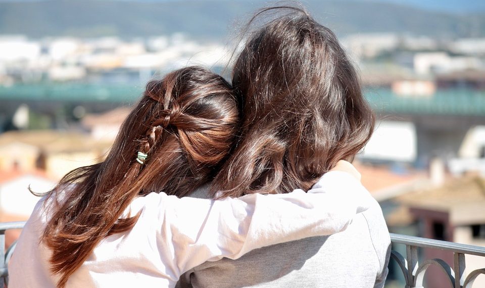 Чоң энем "апаң жинди" деп мени басынтат. Үй-бүлөсүн жалгыз баккан кыздын арманы