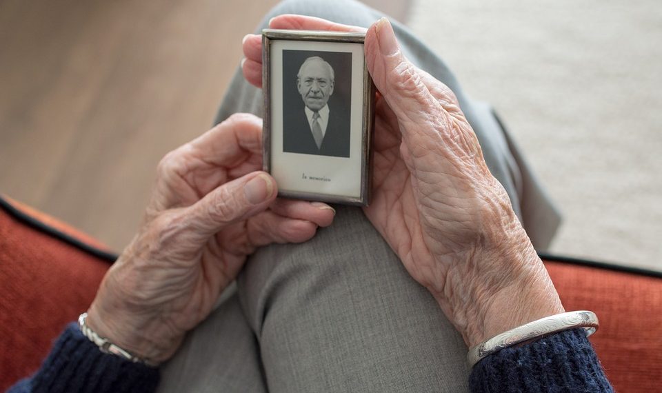 50 жыл бирге жашаган кемпир-чал ажырашканы жатат. Бир үй-бүлөнүн баяны