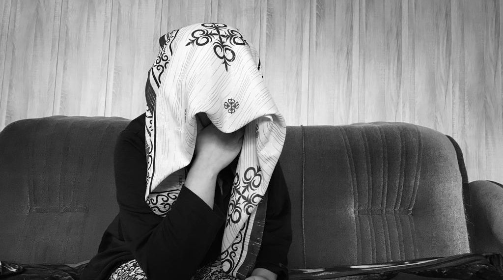 Күйөөм ким менен жүргөнүн айтпайт. Жаш келиндин баяны