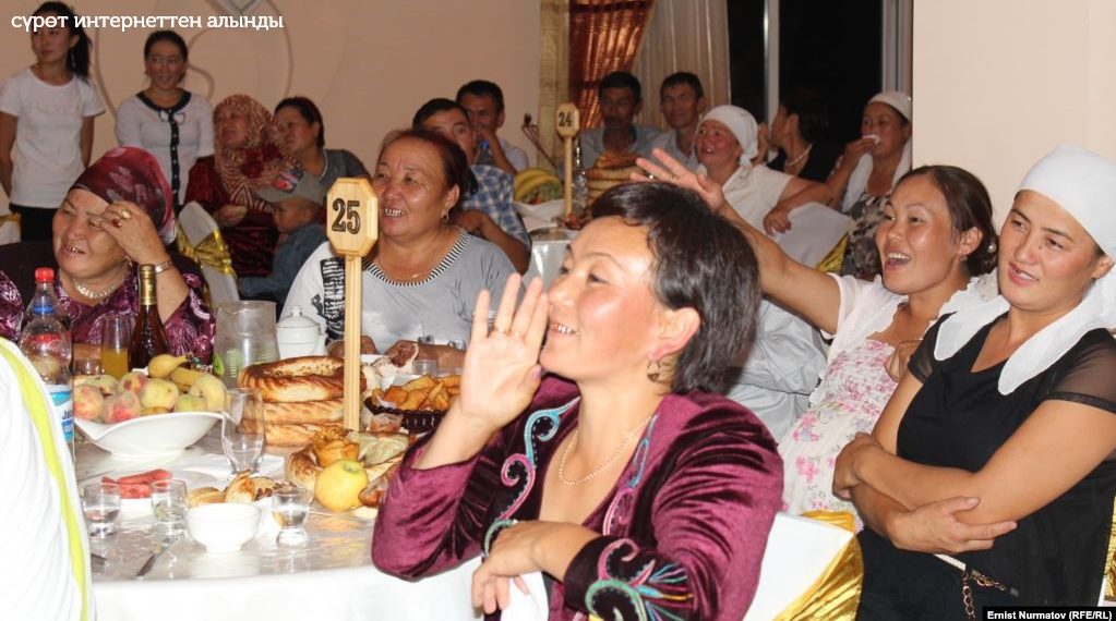 Күйөөсүнүн 20 жылдык кечесинде ызы-чуу салган аялдын баяны