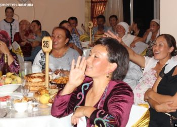 Күйөөсүнүн 20 жылдык кечесинде ызы-чуу салган аялдын баяны