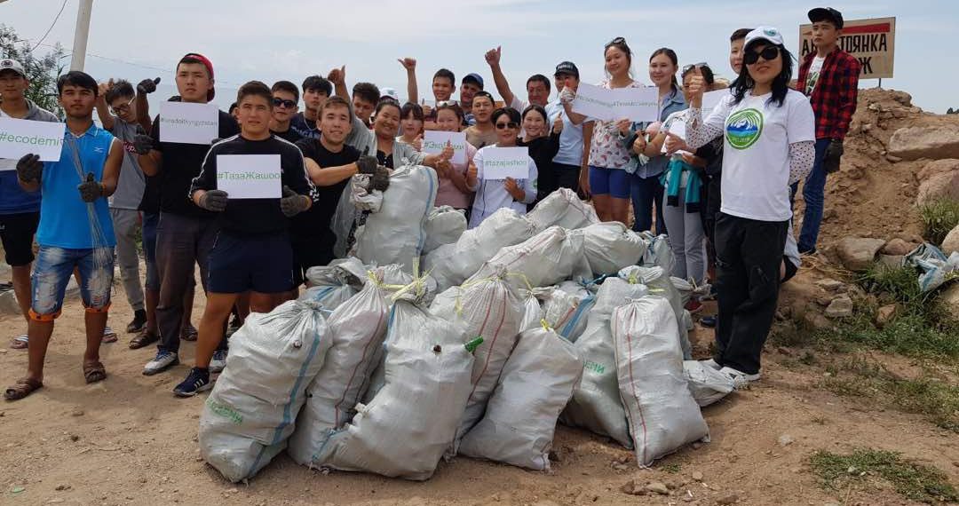 «Дүйнөнү тазарталы!»: миңдеген кыргызстандыктар өлкөнү таштандылардан тазалайт
