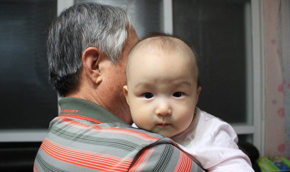 Улгайганда ата болгондон уялып жатам. Жашы 60ка таяп калган эркектин баяны