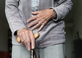 56 жаштагы аял боюнда бар экенин айтат. Адистер кеңеш берет