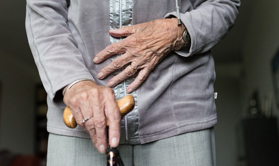 56 жаштагы аял боюнда бар экенин айтат. Адистер кеңеш берет