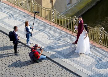 Ислам динин кабыл алган орус кызына үйлөнсөм болобу? Теолог жооп берет