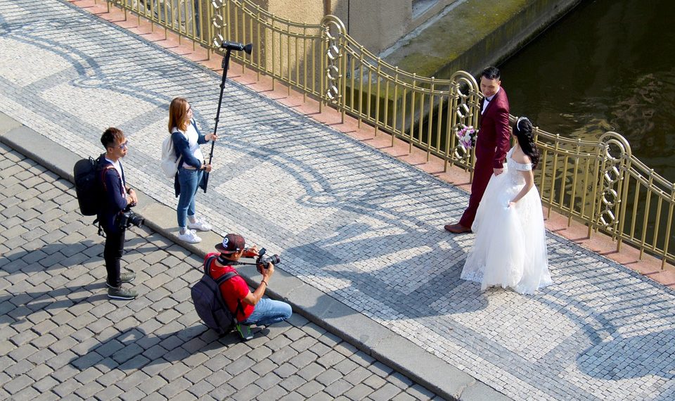 Ислам динин кабыл алган орус кызына үйлөнсөм болобу? Теолог жооп берет