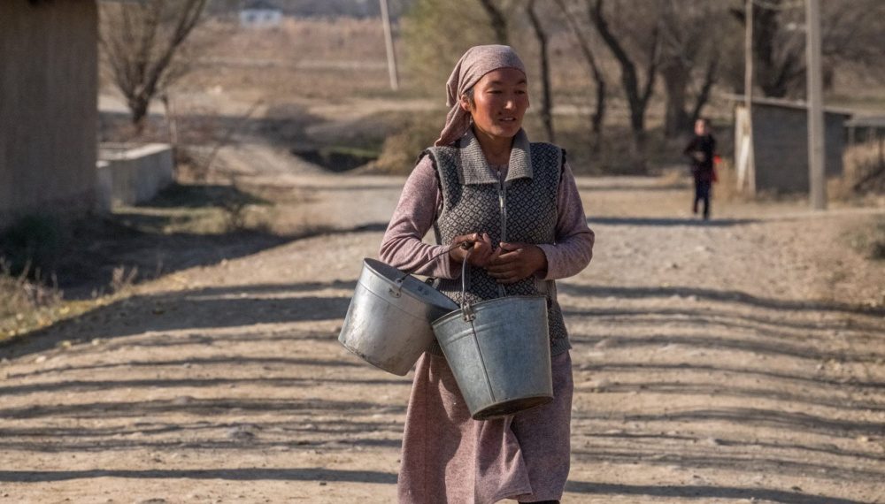 "Отур үйгө. Кыз балага билимдин кереги жок!"