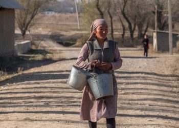 "Отур үйгө. Кыз балага билимдин кереги жок!"