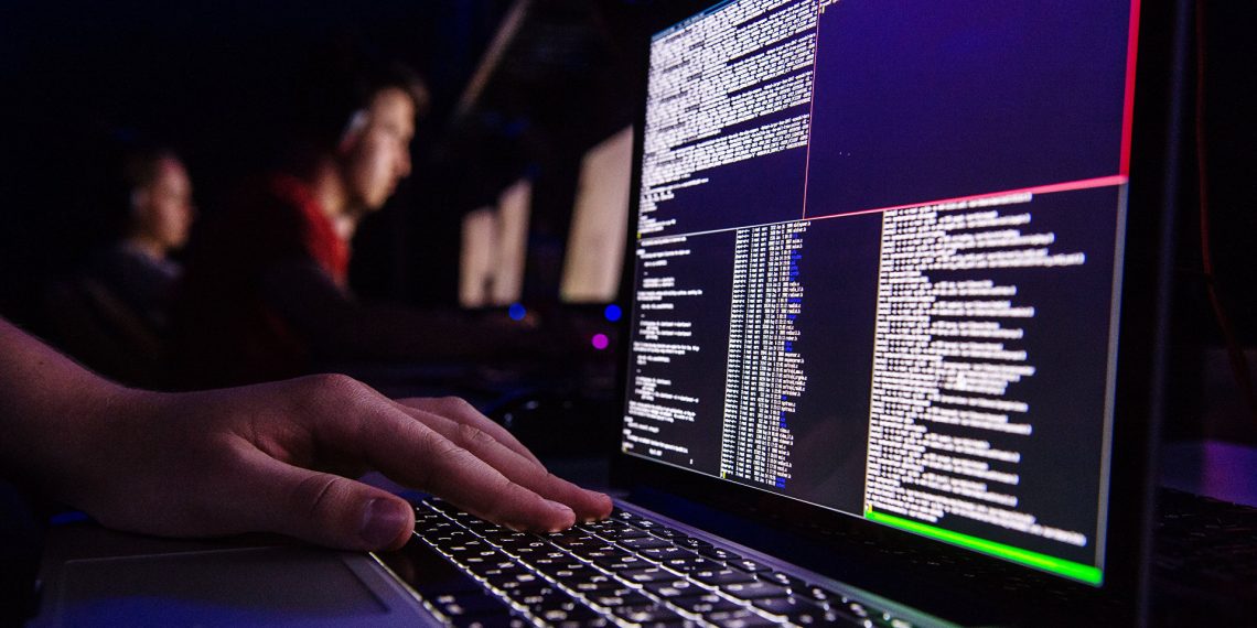 Кесип ээси: Жаңыдан иштеп баштаган программист-стажер 300 $ айлык алат