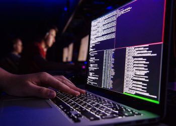 Кесип ээси: Жаңыдан иштеп баштаган программист-стажер 300 $ айлык алат