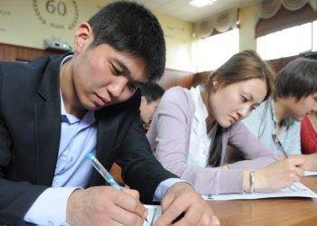 Теология факультетинде жалаң диний сабактар өтүлөбү?