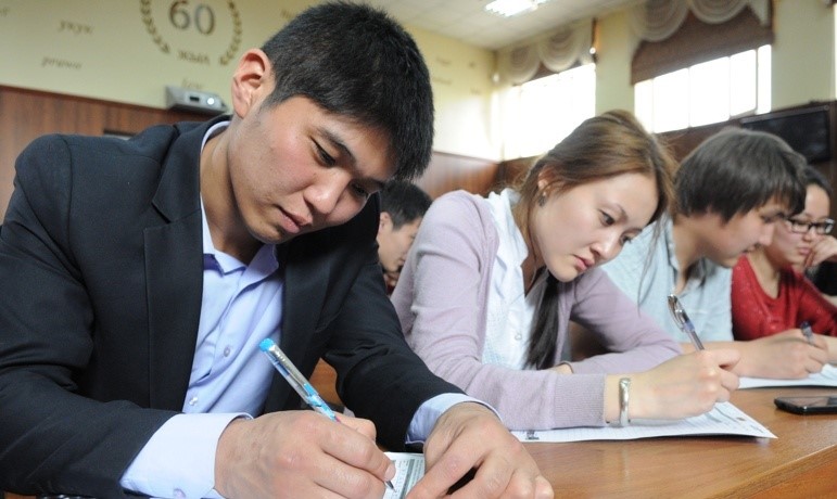 Теология факультетинде жалаң диний сабактар өтүлөбү?