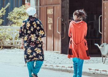 Жайында кышкы халат кийип жүрөм. Кайын журту кийим алып бербеген келиндин каты