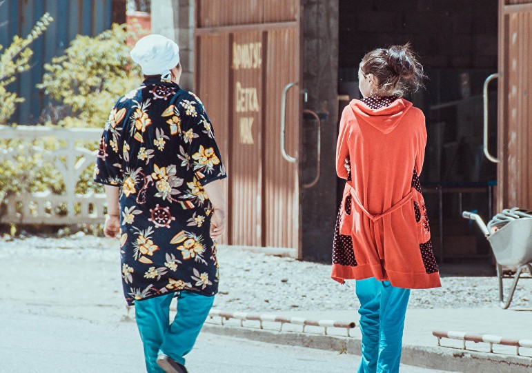 Жайында кышкы халат кийип жүрөм. Кайын журту кийим алып бербеген келиндин каты