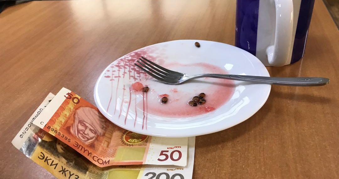 Официантка берилген "чаевые" арамбы же адалбы? Теолог жооп берет