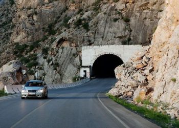 Мени сүзгөн айдоочу кайра унаамды төлөп бер деп жатат. Эмне кылсам болот?