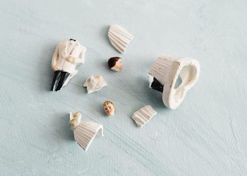 Күйөөм экөөбүз салган үйдү бөлүшүүгө укугум барбы? Юрист жооп берет