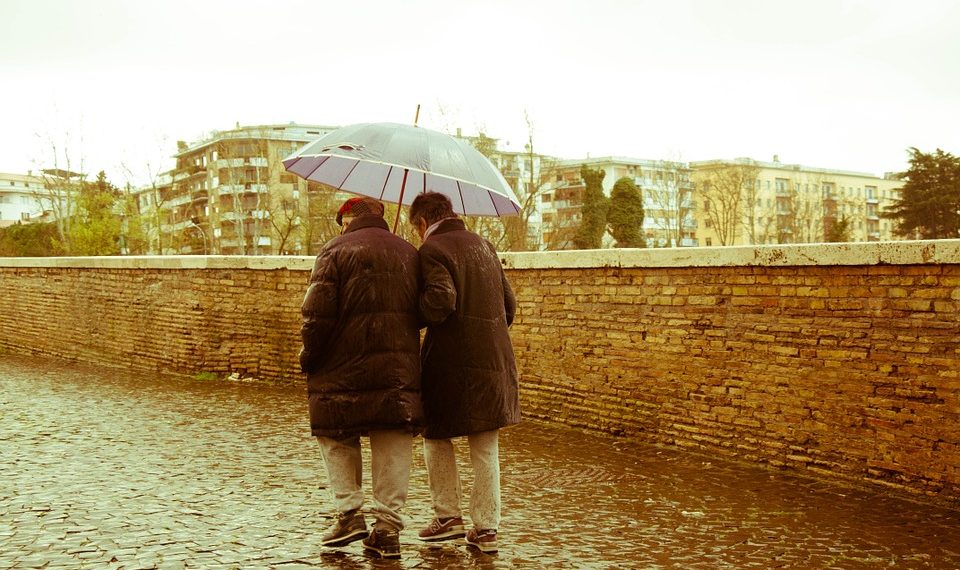 "Мини юбка кие албай калдым". Алтымыштагы кемпирдин арманы