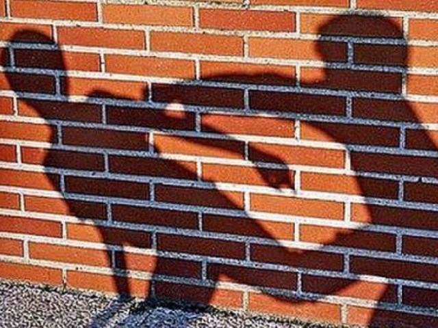 Кошуна баланын атасы мени коркутуп жатат. Эмне кылсам болот?