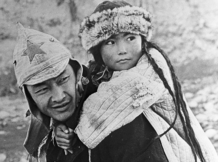 "Биринчи мугалим" тасмасындагы мугалимдин аты ким? Кызыктуу тесттен өтүңүз