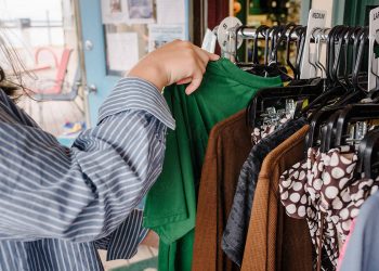 Алимент төлөгөн адам кийим да алып бериш керекпи?